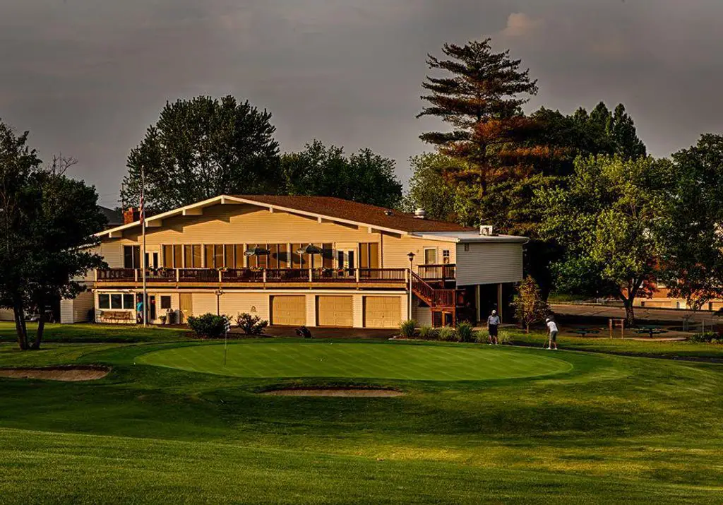 Four-Seasons-Country-Club-Chesterfield