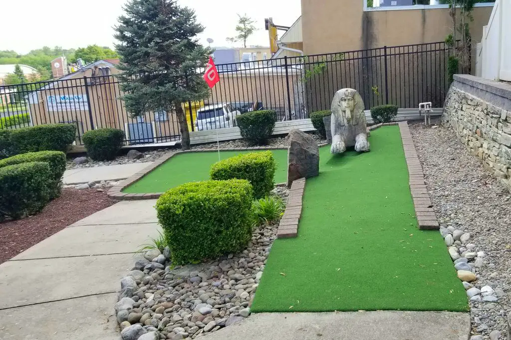 Hill-Top-Miniature-Golf